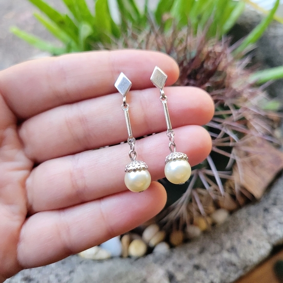 Vintage Avon Silver Simple Dainty Classic Pearl Drop Hanging Stud Earrings - Picture 11 of 16